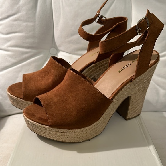 NWT “Sun & Stone” Cognac suede sandals with woven trim - Picture 2 of 5